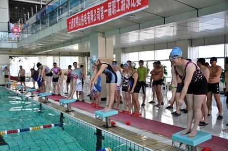 双鸭山热电公司举办职工游泳比赛促健康快乐